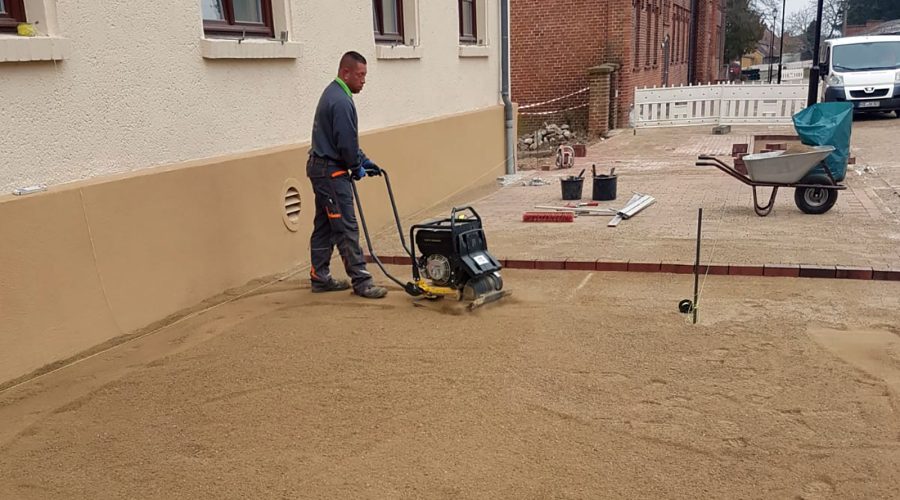 Vorarbeit zu den anstehenden Pflasterarbeiten.